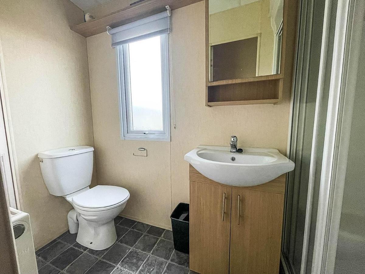Lovely Caravan With Decking At Heacham Beach In Norfolk, Sleeps 6 Ref 21020C ภายนอก รูปภาพ